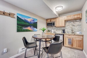 Family dining - Mountain Studio (Cascade)