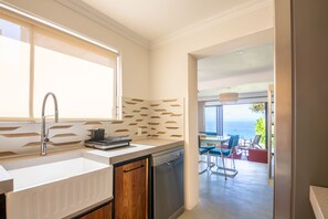 Classic House | Private kitchen | Full-size fridge, microwave, oven, stovetop - Cape St. Blaize (Mossel Bay)
