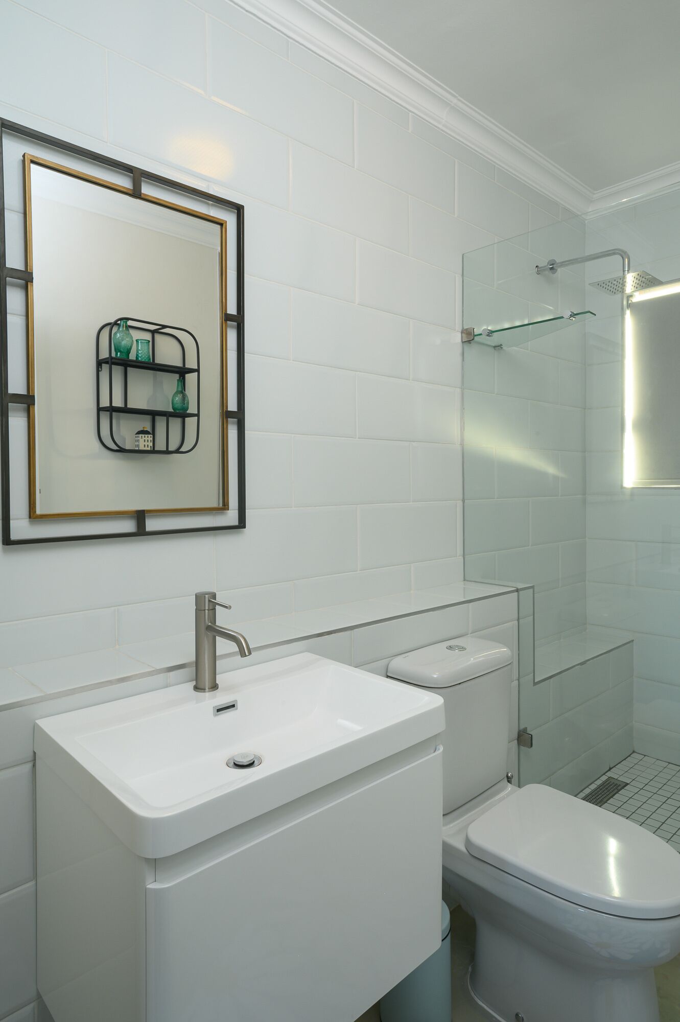 Ein modernes Badezimmer mit Waschbecken, Toilette und Duschkabine aus Glas.