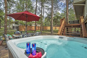 Outdoor spa tub - Sunnywood (Woodland Park)