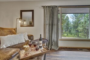 Interior detail - Sunnywood (Woodland Park)