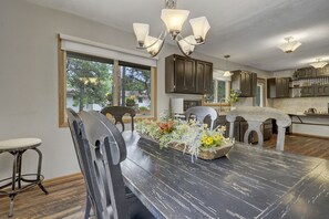 Family dining - Sunnywood (Woodland Park)