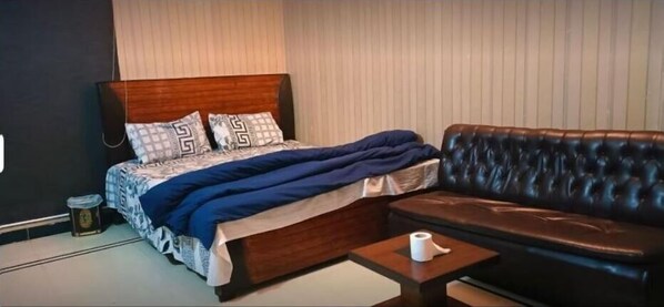 Habitación doble Deluxe | 1 habitación, escritorio y insonorización 