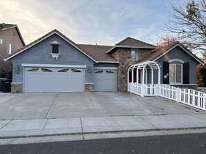 Exterior - Luxury, modern and cozy home in a friendly neighborhood, close to everywhere! (Modesto)