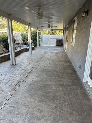Property grounds - Luxury, modern and cozy home in a friendly neighborhood, close to everywhere! (Modesto)