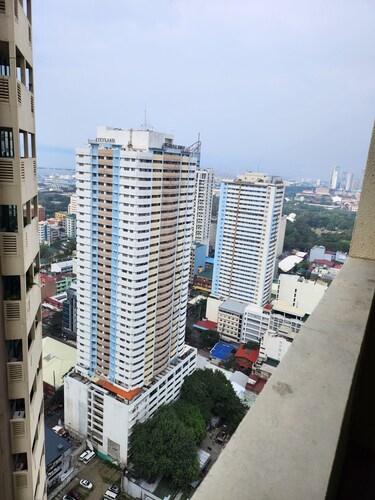 Spacious 775 sq ft 1 br CONDO  - attached to Robinson's Mall , pool gymn 
