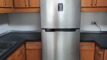 Toaster, cookware/dishes/utensils