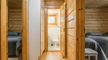 5 bedrooms, travel crib