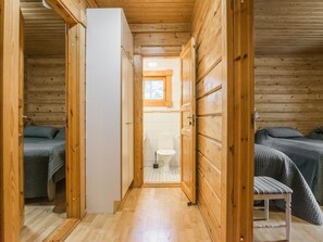 5 bedrooms, travel crib