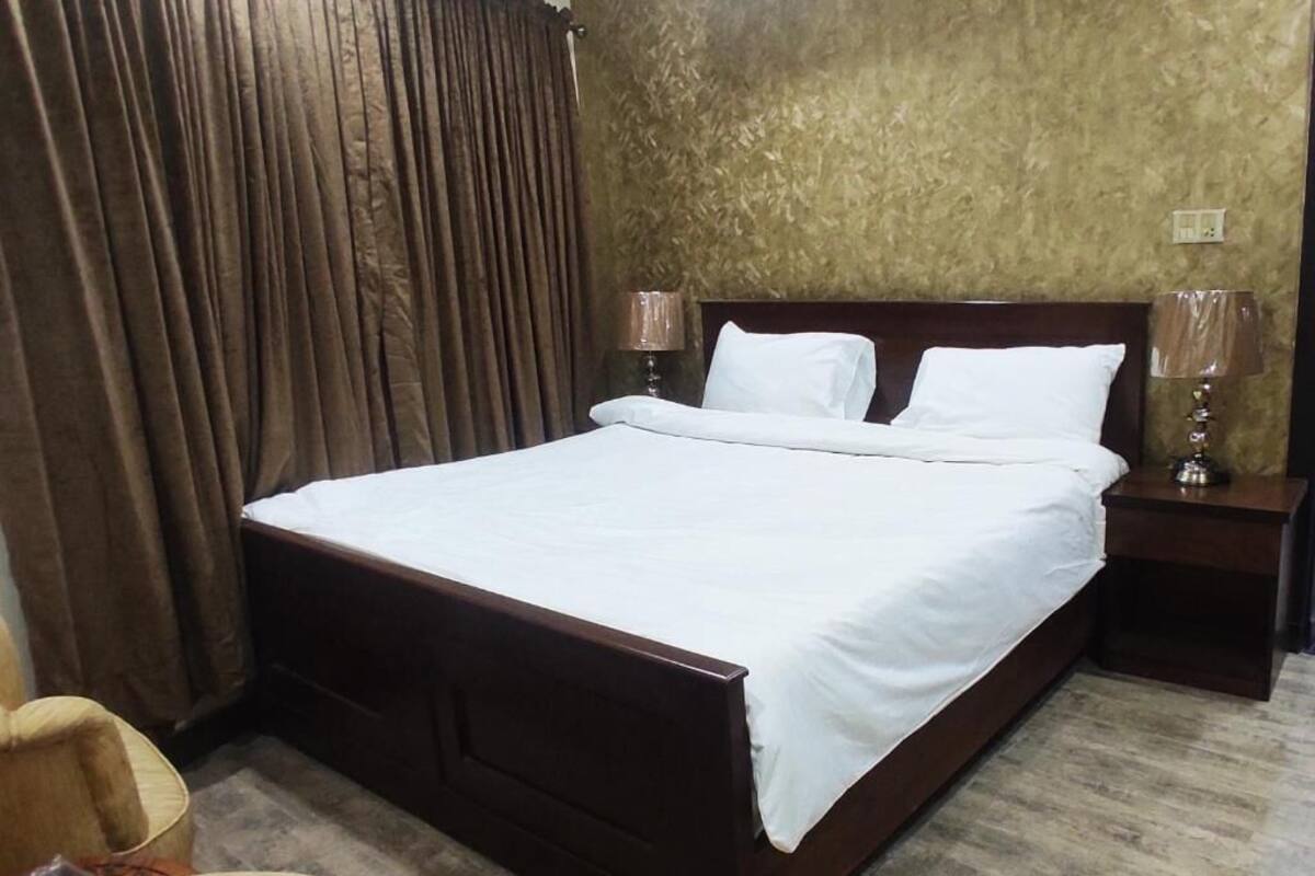 Deluxe Double Room | Iron/ironing board, free WiFi