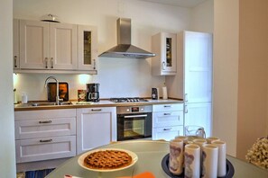 Spishäll, diskmaskin, kaffe- och tebryggare och grytor/köksredskap