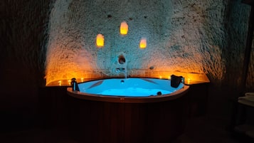 Jetted bathtub
