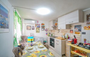 Kühlschrank, Ofen, Wasserkocher mit Kaffee-/Teezubehör