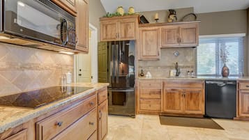 Jääkaappi, mikroaaltouuni, uuni, astianpesukone