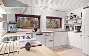 Køleskab, mikrobølgeovn, kogeplade, opvaskemaskine