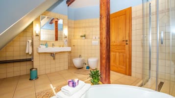 Superior appartement, meerdere bedden, keuken, uitzicht op stad | Badkamer | Een haardroger, handdoeken, zeep, shampoo