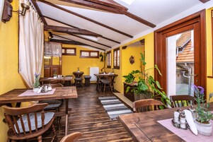 Desayuno buffet diario (EUR 12 por persona)