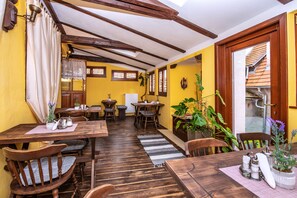 Se ofrece un desayuno bufé (12 EUR por persona)