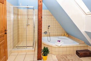 Superior Apartment, Multiple Beds, Kitchen, City View | Bathroom | Hair dryer, towels, soap, shampoo - Rodinné Ubytování u Bílé Paní (Cesky Krumlov)