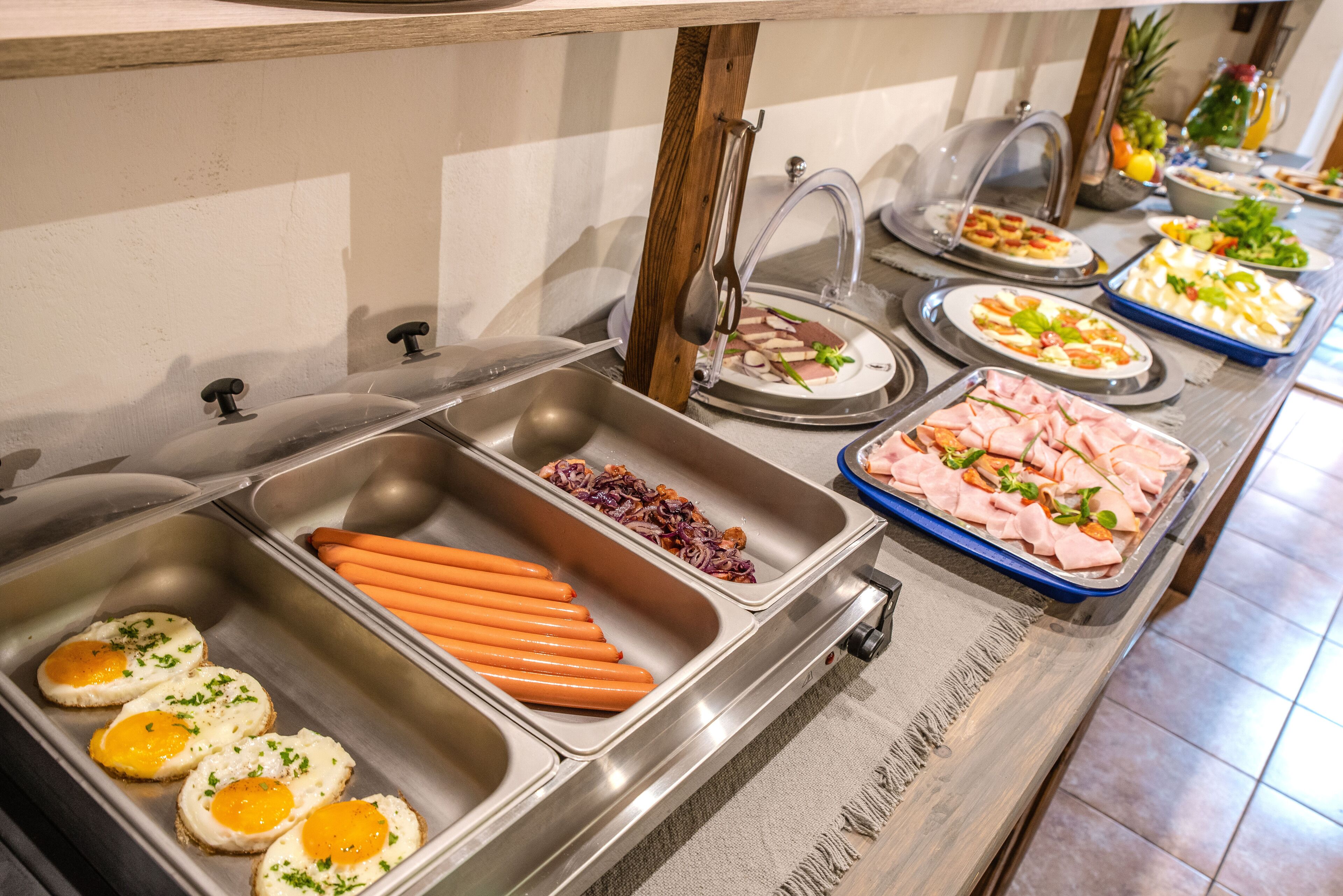 Daily buffet breakfast for a fee