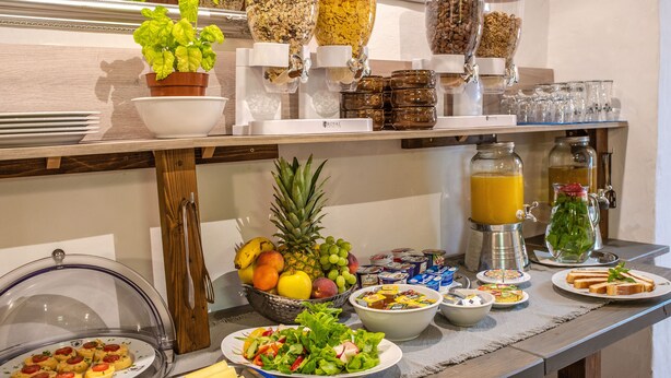 Una barra de buffet con diferentes opciones de comida y bebidas.