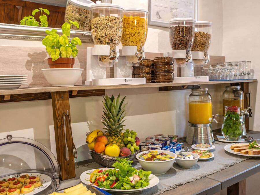 Se ofrece un desayuno bufé todos los días (por un coste adicional)
