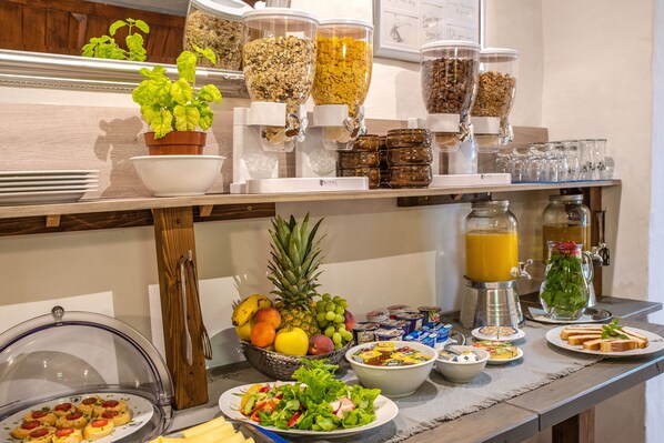 Daily buffet breakfast (EUR 12 per person) - Rodinné Ubytování u Bílé Paní (Cesky Krumlov)