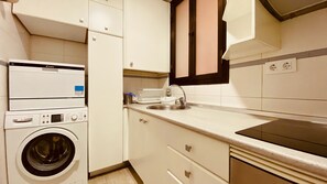 Kühlschrank, Ofen, Geschirrspüler, Wasserkocher mit Kaffee-/Teezubehör