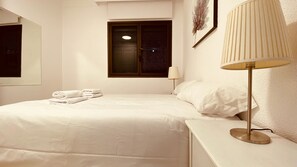 2 sovrum, strykjärn/strykbräda och sängkläder