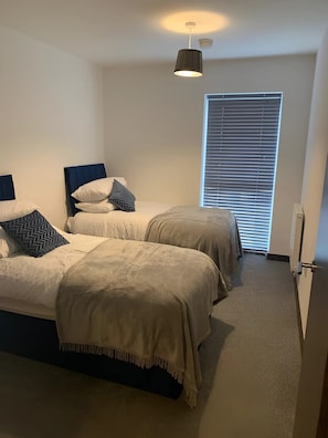 2 bedrooms, iron/ironing board, WiFi, bed sheets - Raphvin Apex Abode - Two bedroom apartment/parking (Harlow)