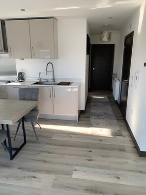 Fridge, microwave, oven, stovetop - Raphvin Apex Abode - Two bedroom apartment/parking (Harlow)