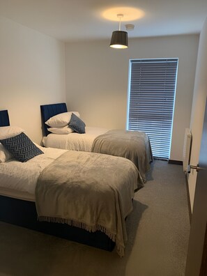 2 habitaciones, tabla de planchar con plancha, wifi y ropa de cama