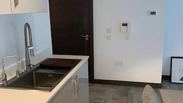 雪櫃、微波爐、焗爐、爐具