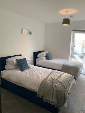 2 bedrooms, iron/ironing board, WiFi, bed sheets - Raphvin Apex Abode - Two bedroom apartment/parking (Harlow)