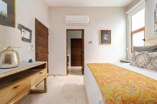 Une chambre à coucher avec un lit, un bureau et une armoire.