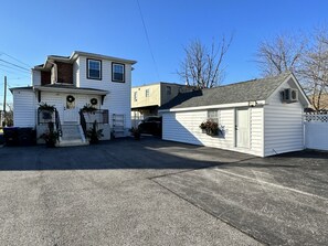 Exterior - Beautiful & Convenient Studio Downtown Devon (Devon)