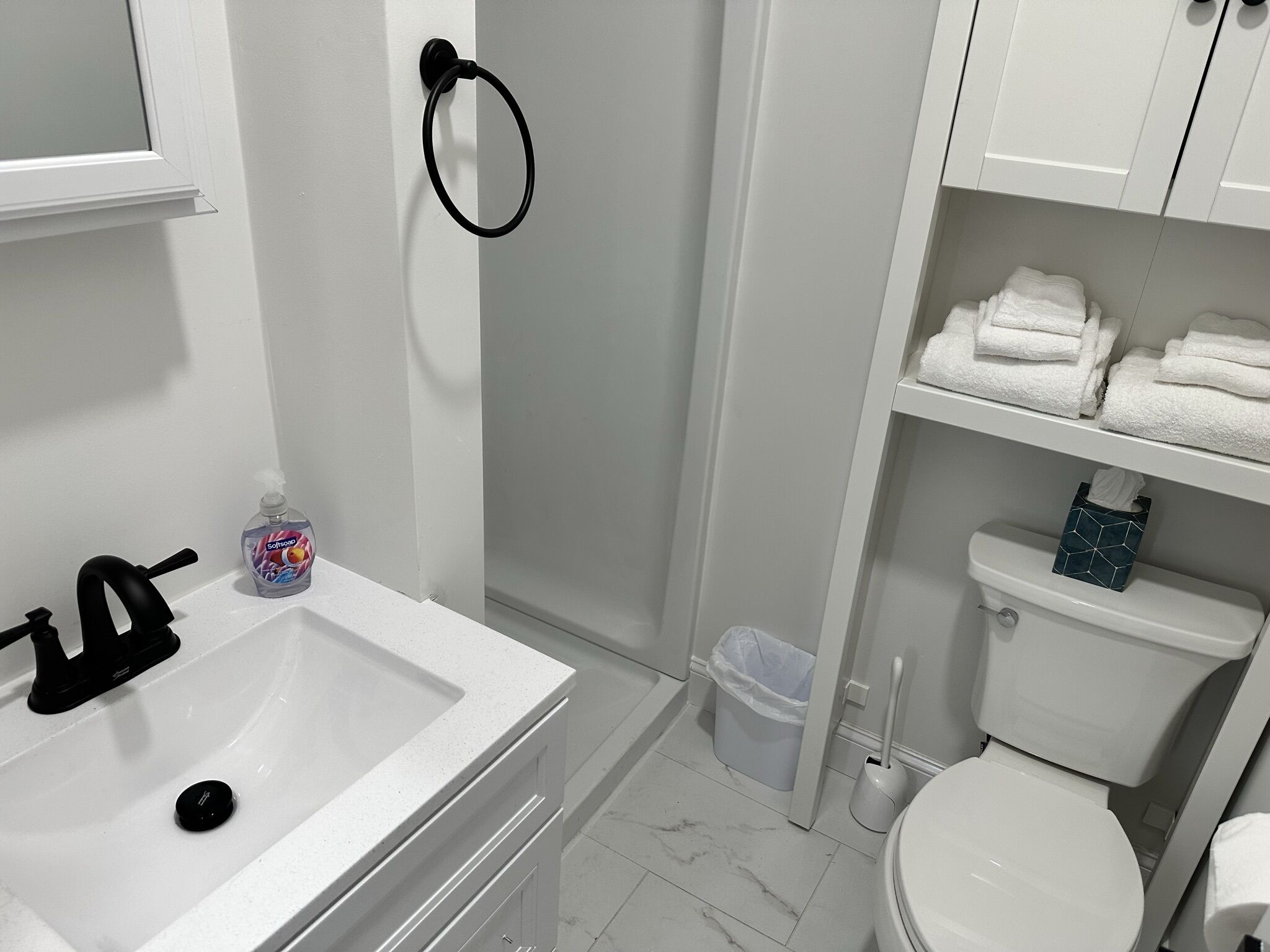 Ein Badezimmer mit Waschbecken, Toilette und Handtuchhalter.