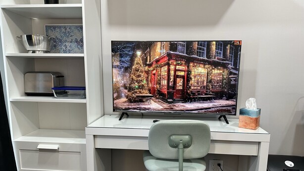 Un espacio de trabajo en casa con escritorio, silla y estanterías.