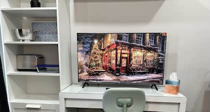 Beautiful & Convenient Studio Downtown Devon