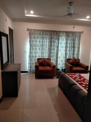Deluxe Double Room | Soundproofing, iron/ironing board, free WiFi - Peridot Vacation Inn (Rawalpindi)