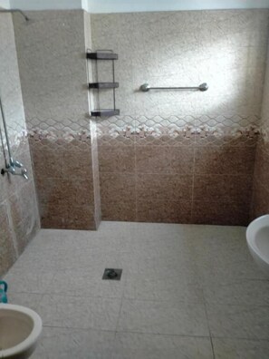 Deluxe Double Room | Bathroom | Shower, designer toiletries, slippers, towels - Peridot Vacation Inn (Rawalpindi)