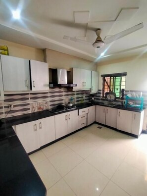 Deluxe Double Room | Shared kitchen facilities - Peridot Vacation Inn (Rawalpindi)