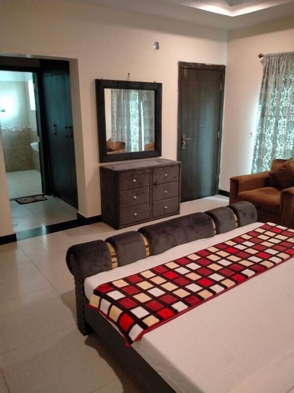 Deluxe Double Room | Soundproofing, iron/ironing board, free WiFi - Peridot Vacation Inn (Rawalpindi)