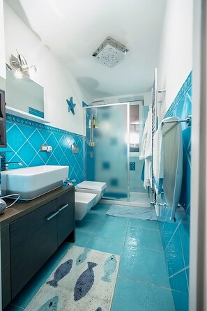 Bruser, hårtørrer, bidet, håndklæder