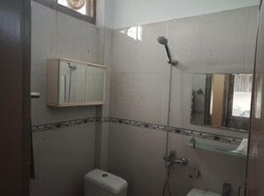 Douche, articles de toilette de luxe, serviettes fournies, savon