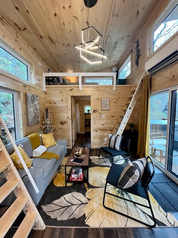 Whispering Woods Modern Cabin W/ Hot Tub - Slade, KY