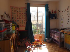 Children’s area - Family apartment near Paris, a few minutes walk from the metro. (Malakoff)