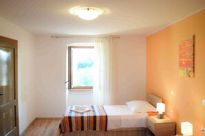 2 عدّة غرف نوم ومكواة/لوح كي وخدمة الإنترنت