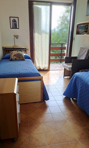 2 slaapkamers, een strijkplank/strijkijzer, reisbedje, gratis wifi