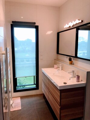 Dusche, Haartrockner, Handtücher, Toilettenpapier